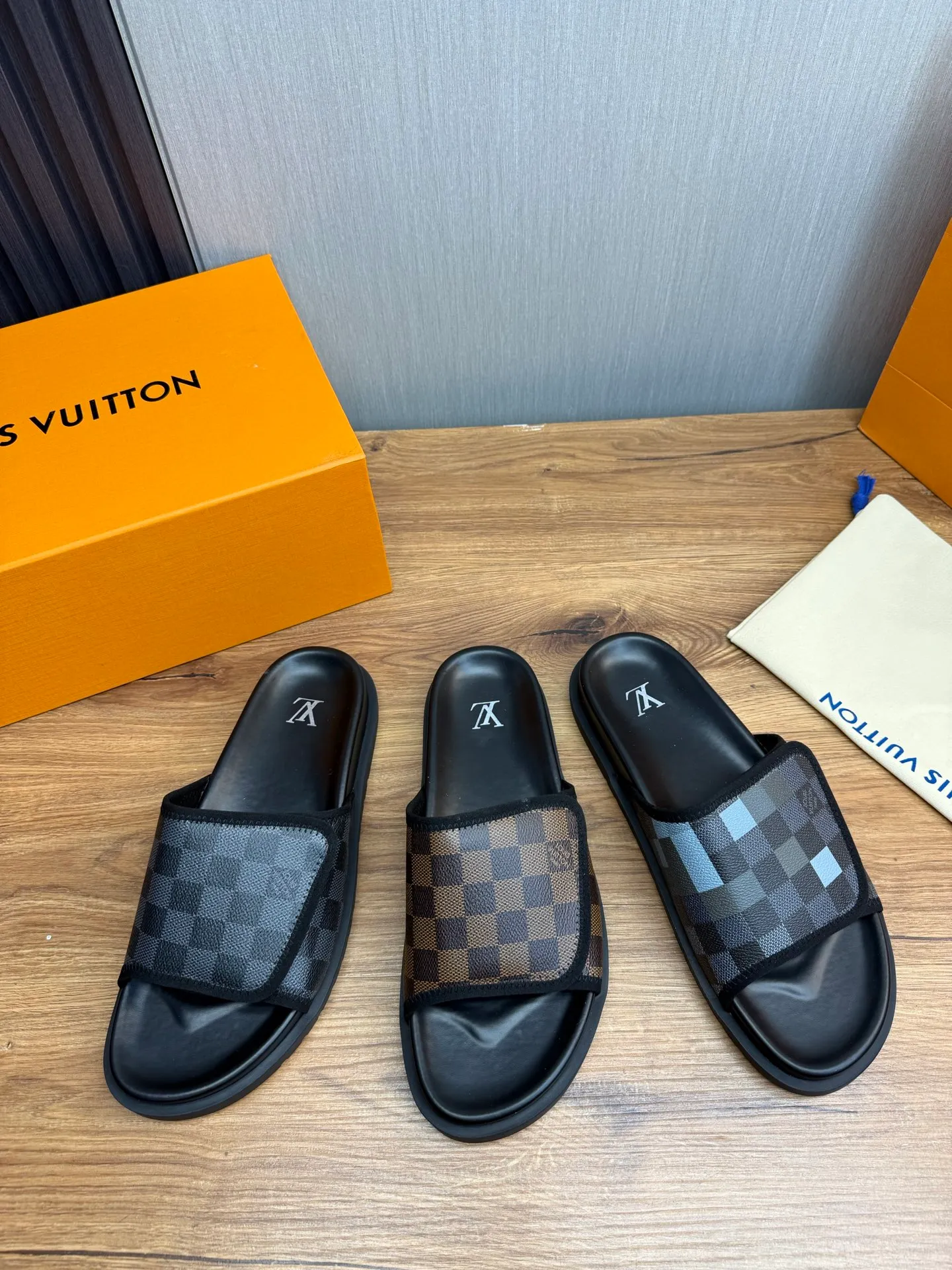 Men's shoes 💰340💰 ▪️LV's popular Little Red Book popular slippers hot sale: 1 shipment✅ Super textured and comfortable slippers, original TPU outsole. Authentic counter box drawer box packaging 🎁Size 38-45